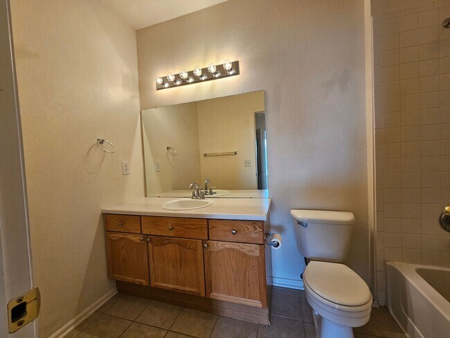 Building Photo - Awesome Aurora Top Floor 2 Bed 2 Bath Cond...