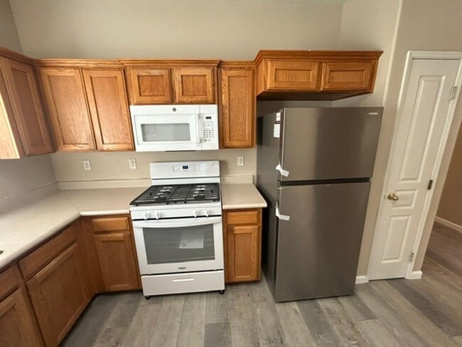 Building Photo - 3 Bedroom 2 Bathroom Home in SW Visalia! Close to Shopping and Restaurants!