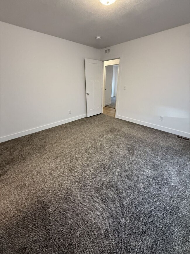 Building Photo - Spacious 3-Bedroom Upper-Level Home in Gra...