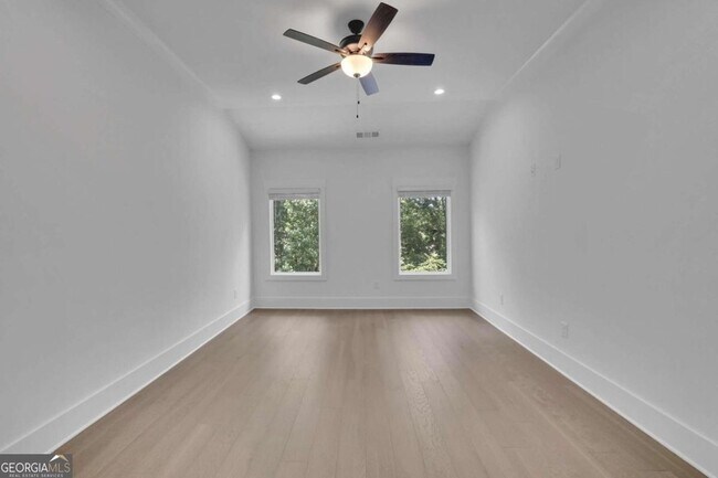 Building Photo - 6181 Shoreland Cir