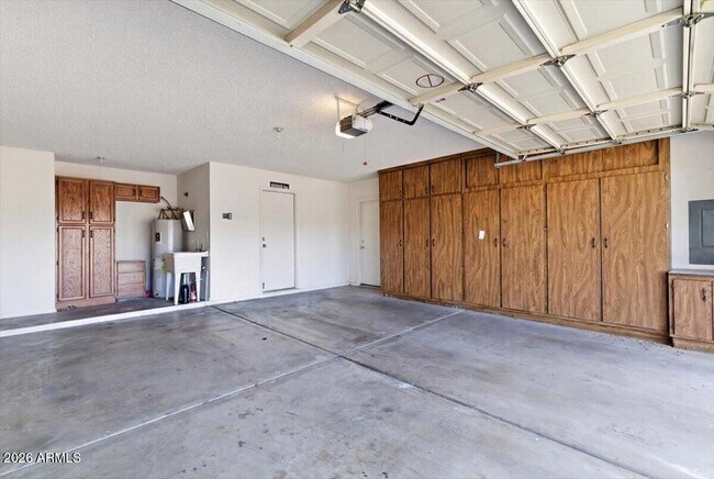 Building Photo - 6101 E Greenway Ln