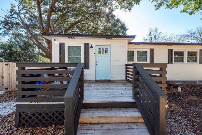 Building Photo - 1511 Larry St