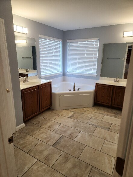 Building Photo - 3802 Scarlet Oak Dr