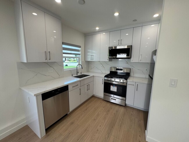 Building Photo - Newly Built Attached ADU in Prime Glenoaks...