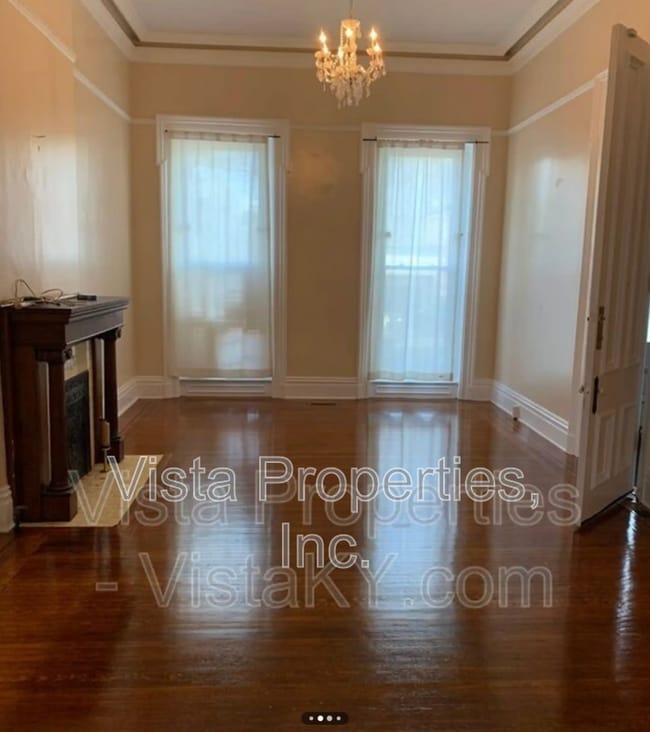 Building Photo - 514 W Oak St