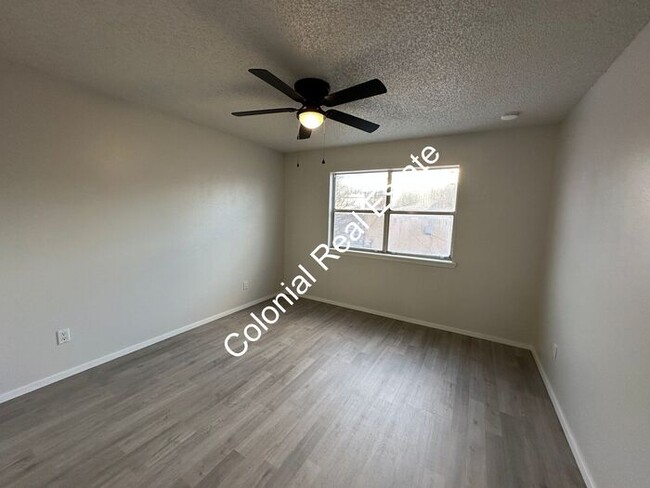 Building Photo - Spacious and updated 2 bedroom 1 & 1/2 bat...