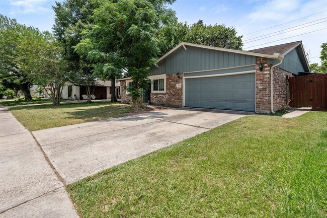 Building Photo - 10711 Heather Hill Dr