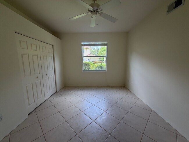 Building Photo - 330 Robin Hood Cir