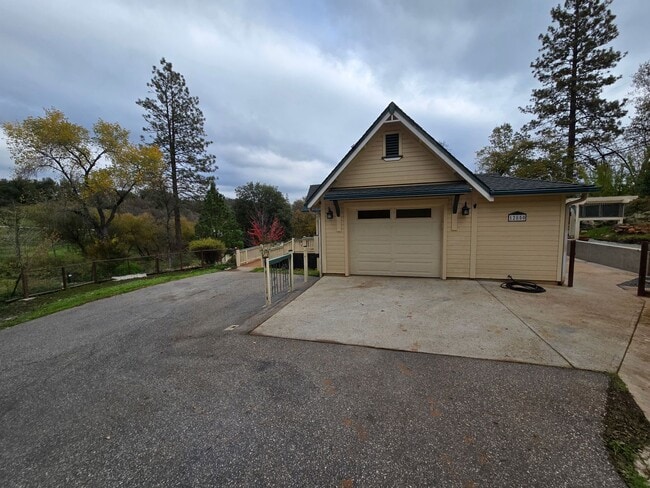 Building Photo - Cute 2 Bedroom House with Lovely Pond and Wooded View