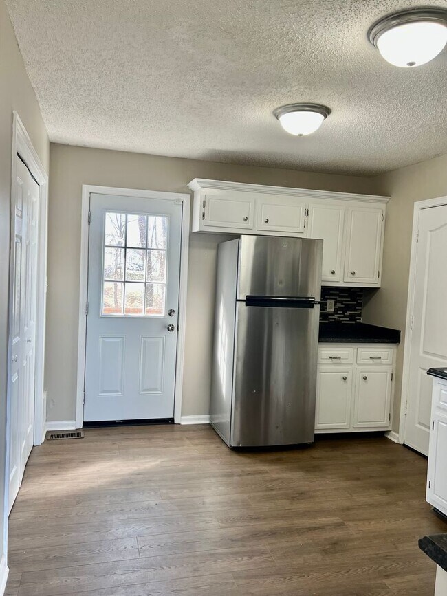 Building Photo - Newly Renovated Home Off Trenton Rd!