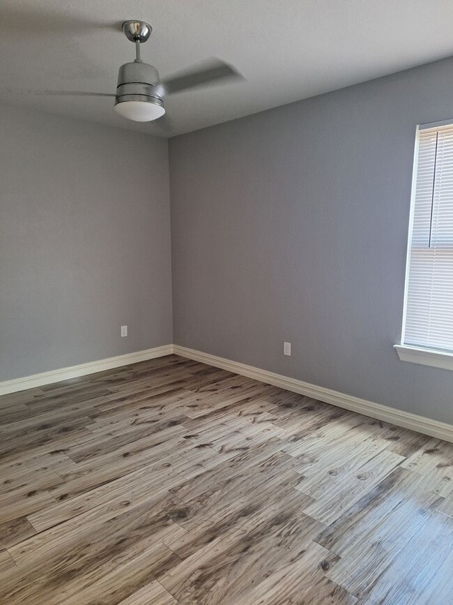 Building Photo - 3 bedroom Duplex with Move in Special