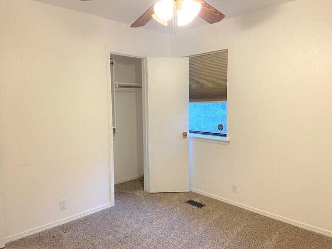 Building Photo - Spacious 3-Bedroom Home with Modern Amenit...