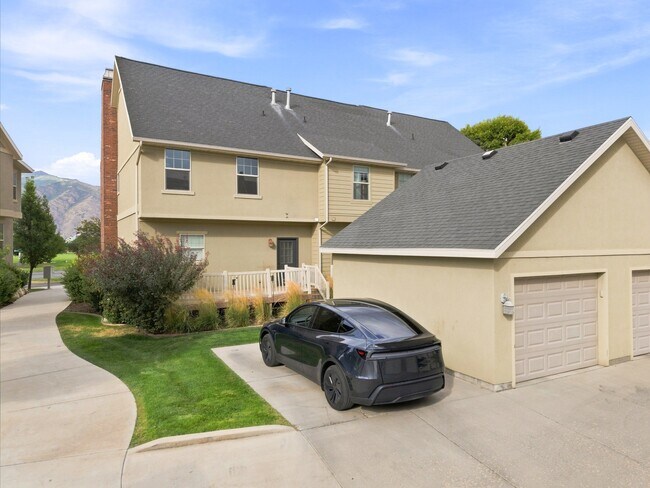 Building Photo - 2071 W Crescent Row