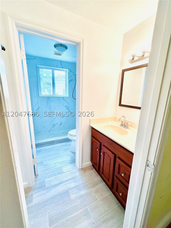 Building Photo - 410 Pinecrest Dr