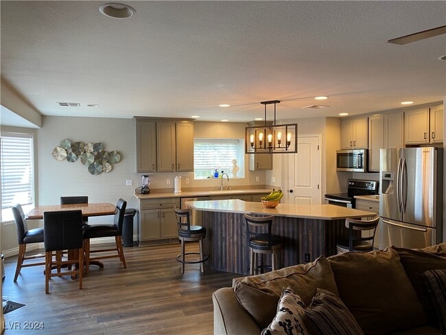 Building Photo - 1005 E McKnight Ave