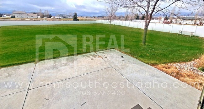 Building Photo - Large & Beautiful 6 Bedroom, 3 Bathroom Ho...