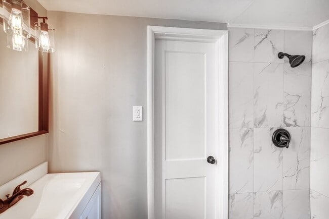 Building Photo - 1054 N Revere St