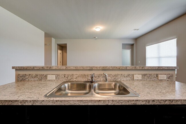 Building Photo - Beautiful 4BD/2BTH with a 2 car garage in ...