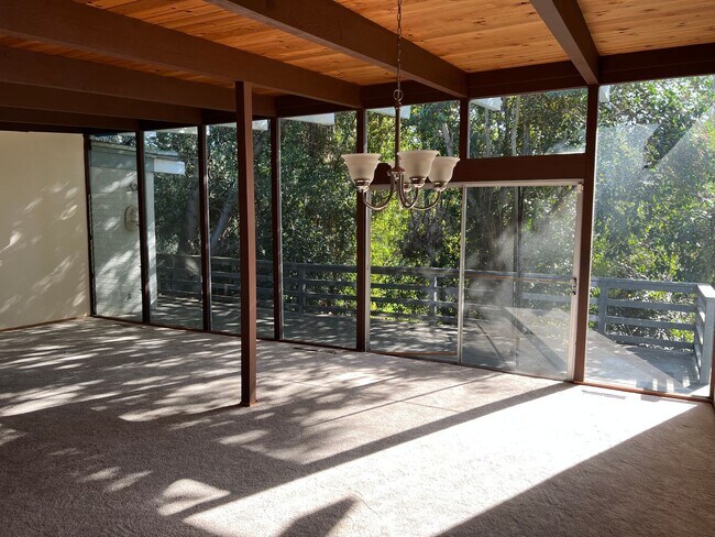 Building Photo - Mid-Century Hayward Home For Rent