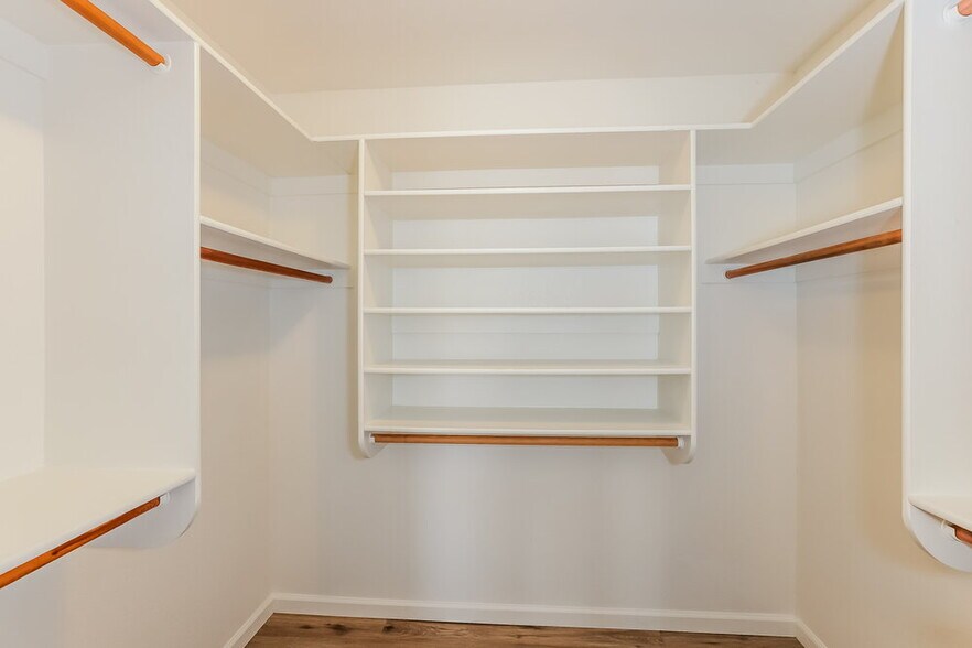 Building Photo - 2044 S Avoca Cir