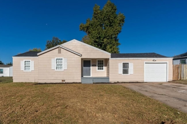 Building Photo - 900 N Redbud Dr