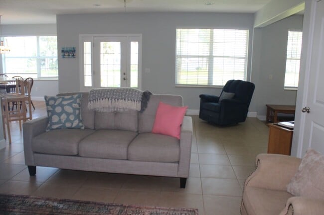 Building Photo - 3 bed 2.5 bath Riverview Home w/ Pool