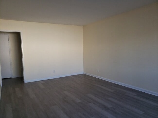 Building Photo - 3288 W 141st St