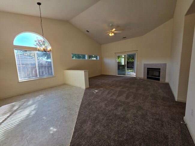 Building Photo - Single story home near CSU Stanislaus!