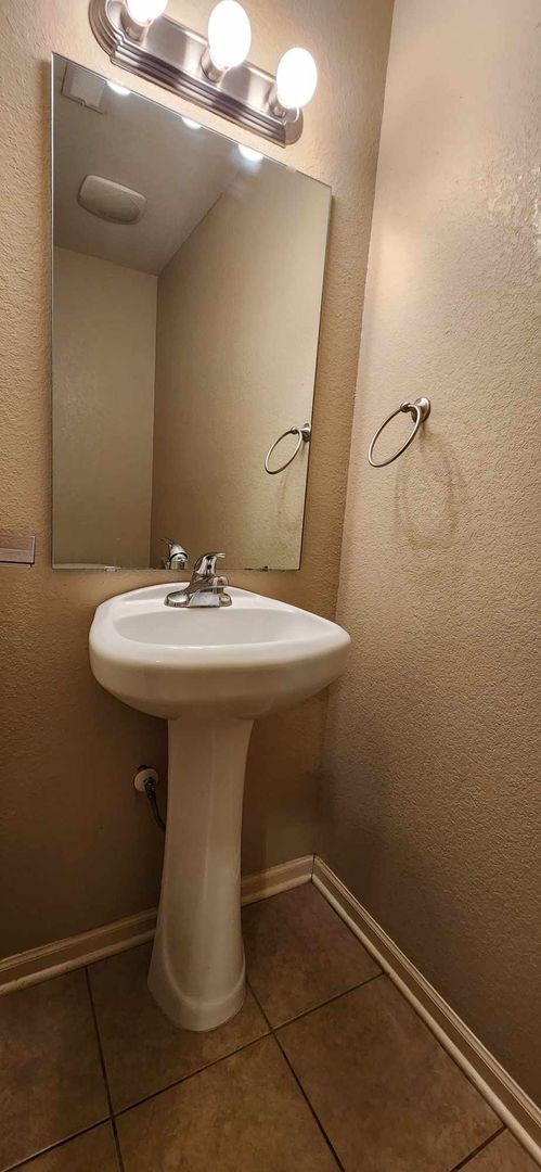 Building Photo - Spacious Town House for Rent