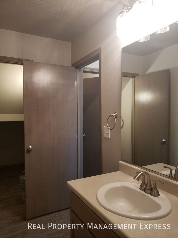 Building Photo - 3 Bedroom 2.5 Bathroom Townhome with a Bal...