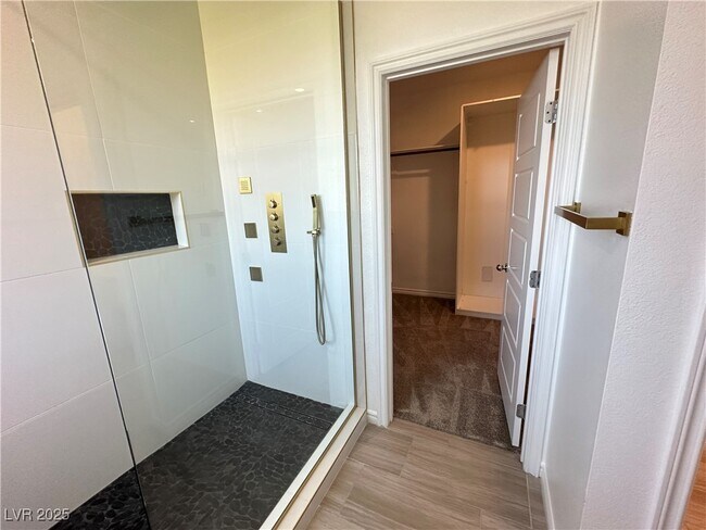 Building Photo - 9565 Camelback Crk Dr