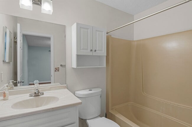 Building Photo - AVAILABLE NOW!  2 BED 2.5 BATH TOWNHOME