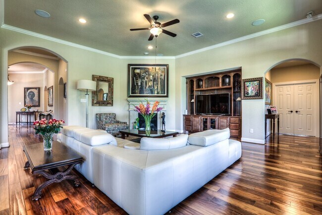 Building Photo - 154 W Hullwood Ct