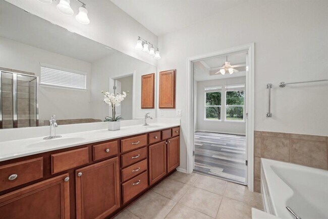 Building Photo - 207 Trinity Lane