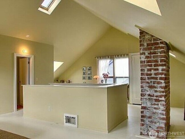 Building Photo - 807 16th Ave