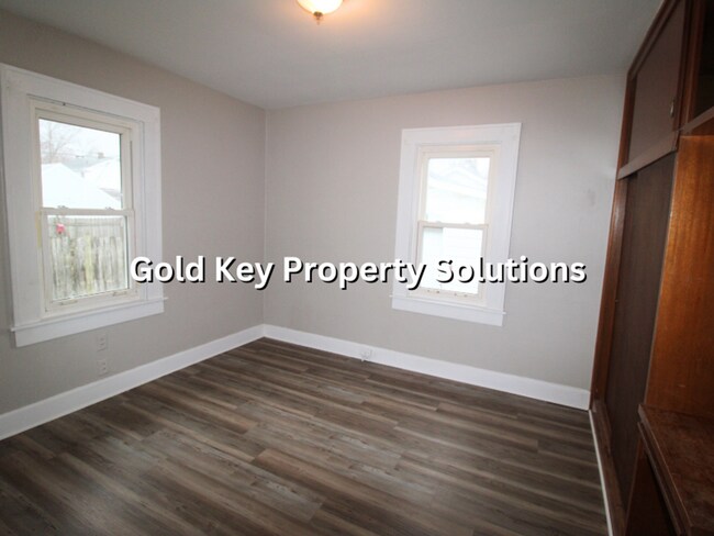 Building Photo - Updated 2 BR 1 BA House with Central Air and Garage (SECTION 8 APPROVED)