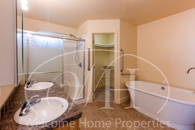 Building Photo - Spacious Home with Vaulted Ceilings