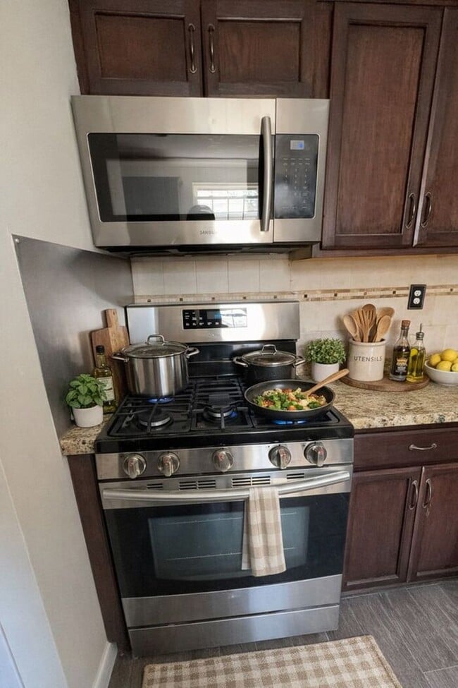 Building Photo - !! $500 OFF 2nds  MONTH'S RENT!!! Charming 3BR 2BA Home w/ Updated Kitchen + Large Front and Back...