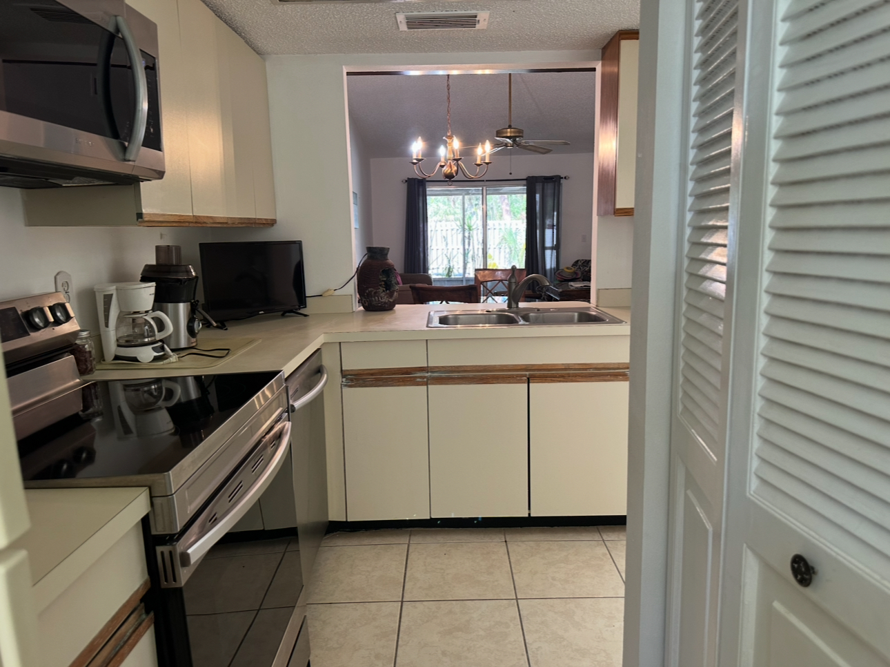 Building Photo - 5310 Royal Palm Ave