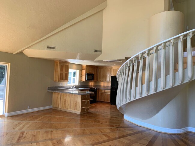Building Photo - 5 bedroom 3 bathroom gorgeous house with v...