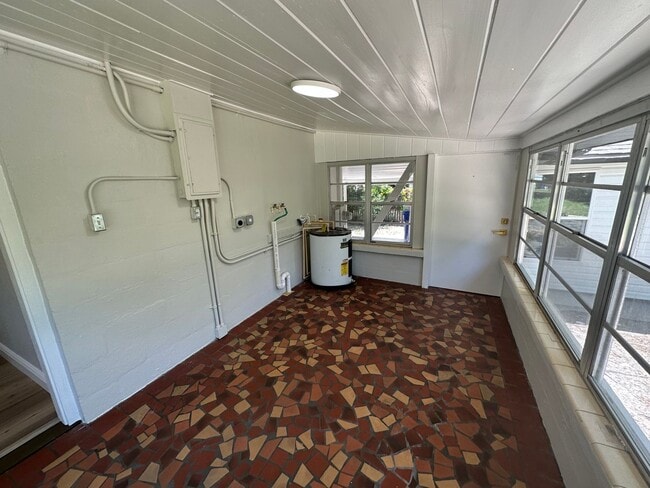 Building Photo - Beautiful 2 bedroom 1 bathroom newly remod...