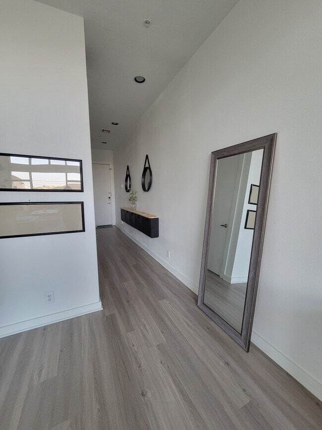 Long entry way - 207 Pierce St