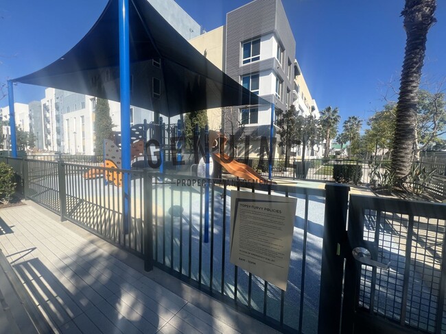 Building Photo - Modern Tri-Level 2Bd 2.5Ba Townhouse in Irvine!