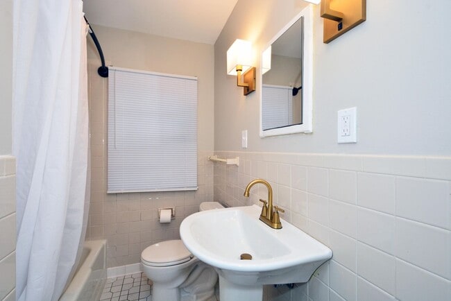 Building Photo - Beautiful 3-Bedroom 1.5-Bathroom Available...