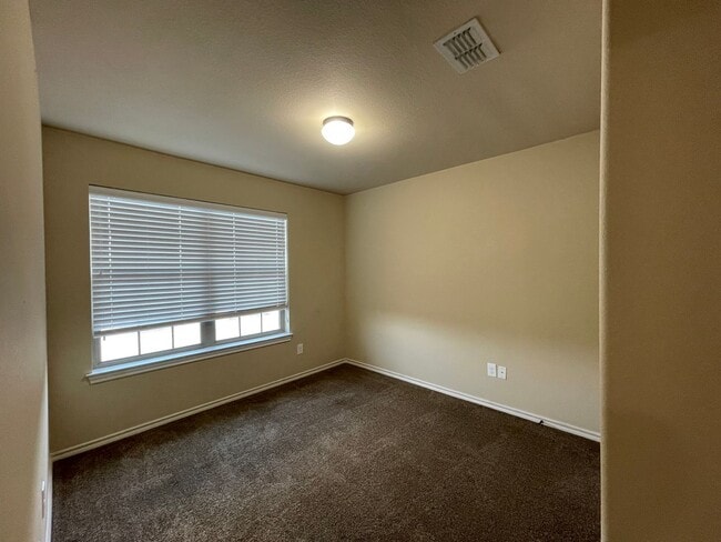Building Photo - 166 Creekside Villa Dr