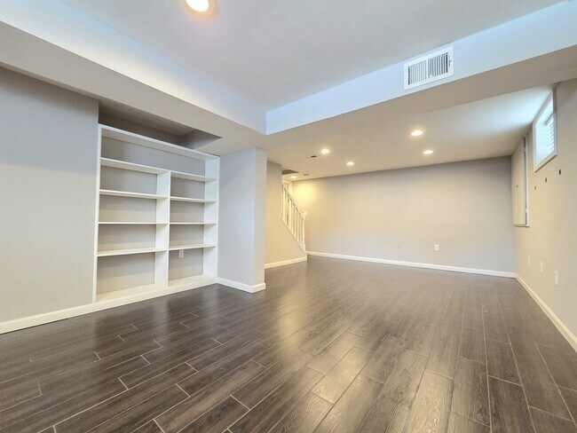 Building Photo - 108 N Gladden St