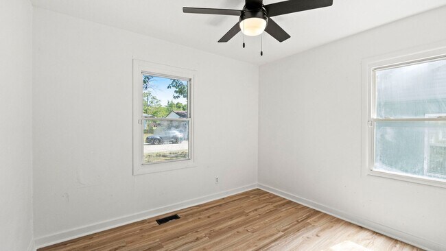 Building Photo - COMING SOON! 3 BEDROOM HOME!