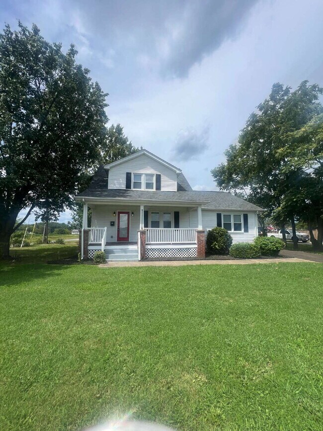 Building Photo - Charming 4-Bedroom Home on Spacious Corner...