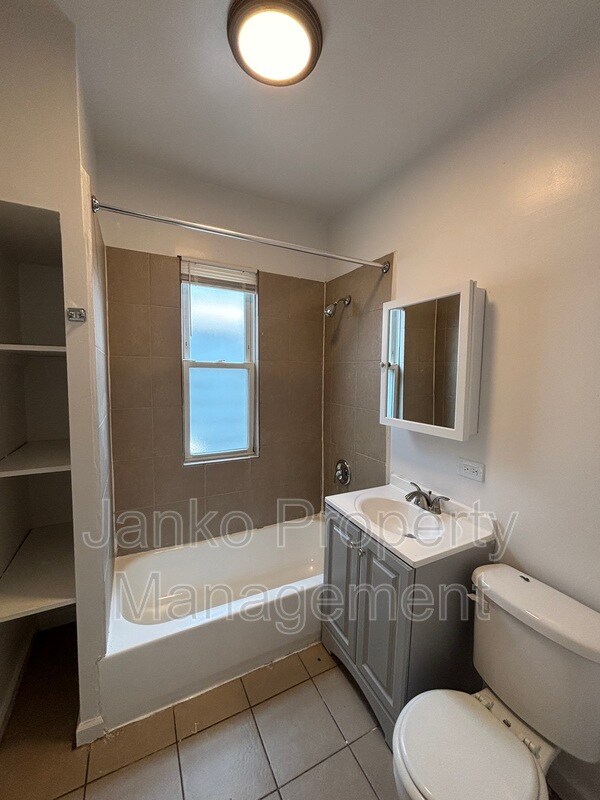 Building Photo - 707 E 92nd Pl