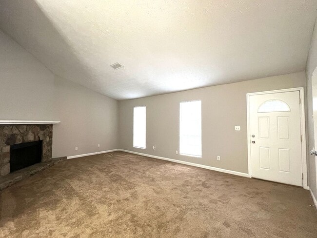 Building Photo - 3 Bedroom 2 Bathroom House